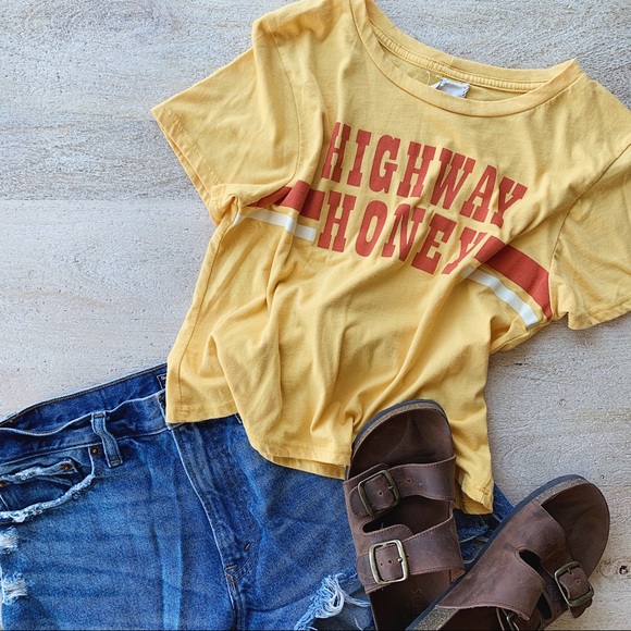Buckle Tops - Host Pick🧚🏼‍♀️ - Buckle Graphic Tee